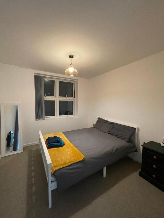 Charming Modern Apartment Near London Heathrow Feltham Exterior foto
