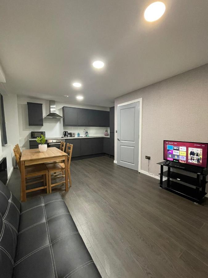 Charming Modern Apartment Near London Heathrow Feltham Exterior foto