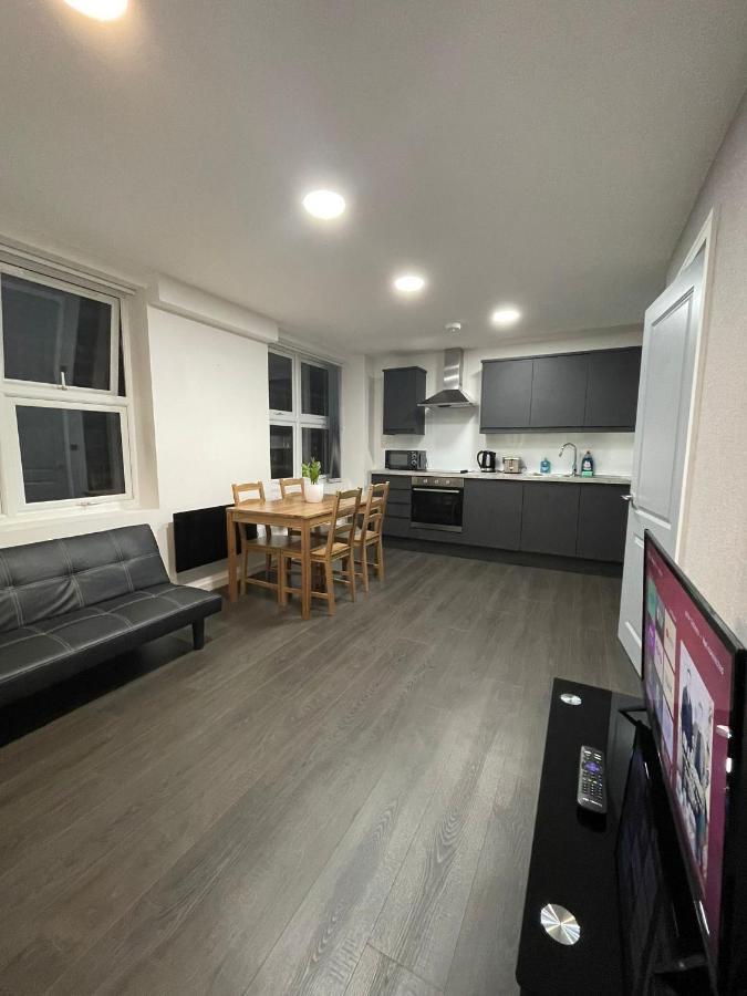 Charming Modern Apartment Near London Heathrow Feltham Exterior foto