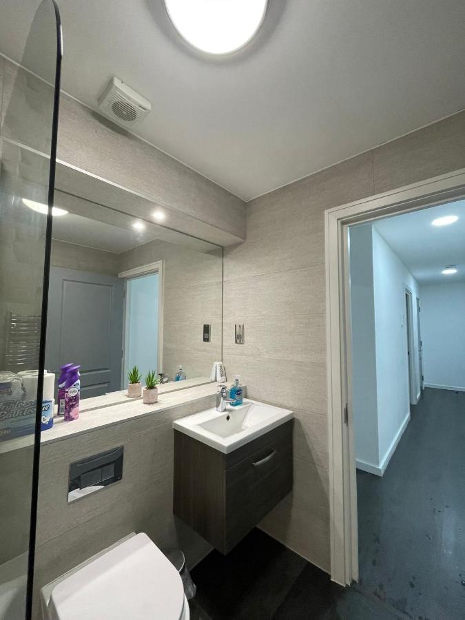 Charming Modern Apartment Near London Heathrow Feltham Exterior foto