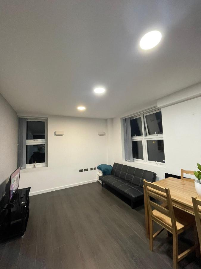 Charming Modern Apartment Near London Heathrow Feltham Exterior foto